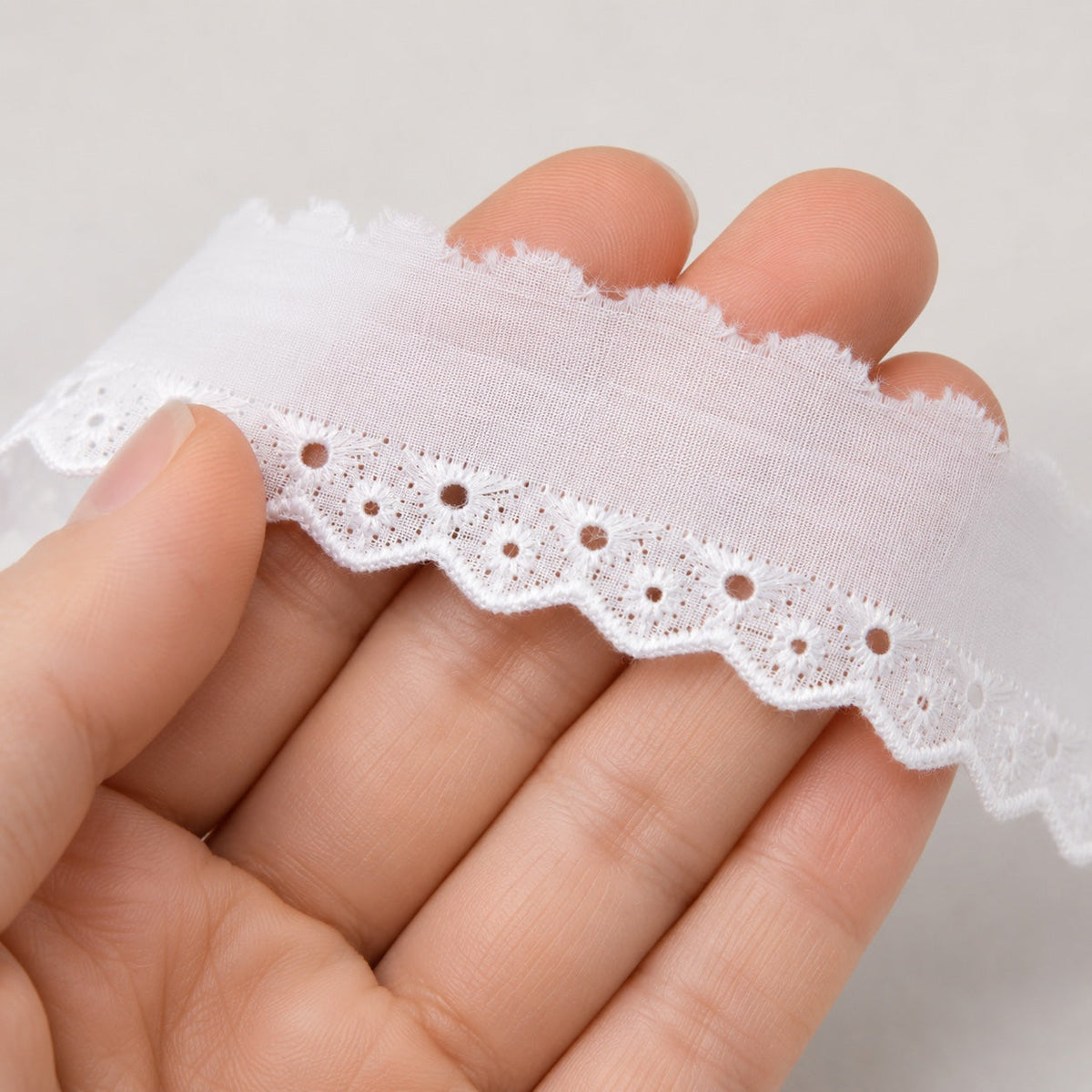 25mm White Scalloped Edge