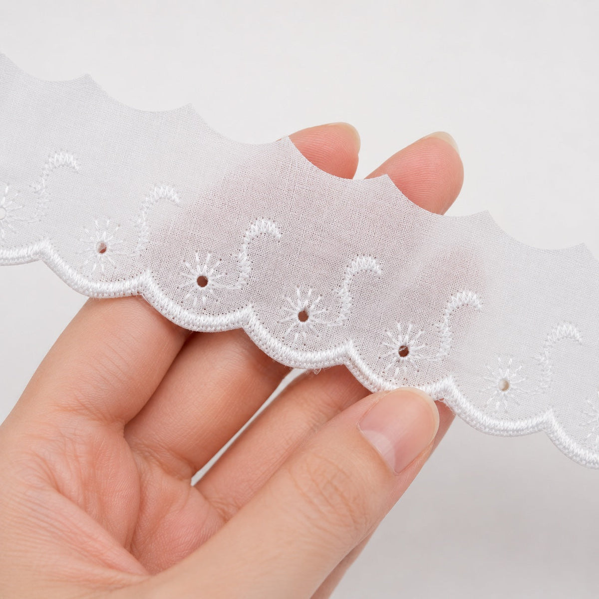 40mm White Scalloped Edge