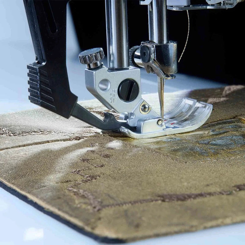 PFAFF expression™ 715 Sewing Machine